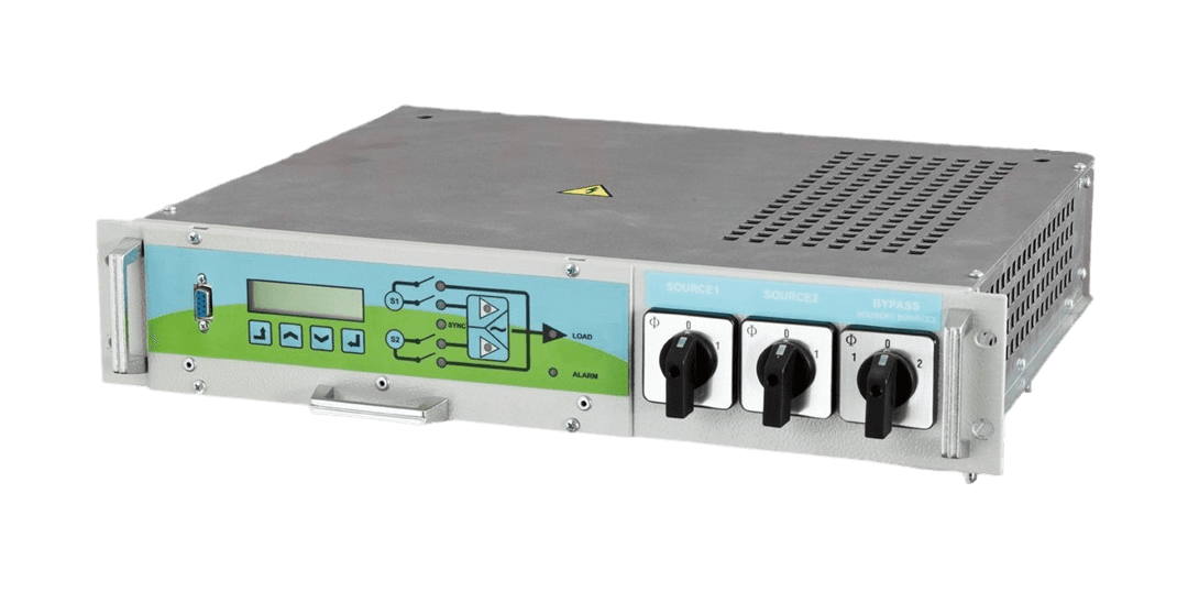 LCD ekranlı rack tipi ENTS Serisi statik transfer anahtarı; S1 ve S2 kaynaklarından yüke transfer şemasını gösteren mimik panel ile Kaynak 1, Kaynak 2 ve Bypass döner seçici anahtarları