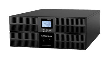 Rack'e monte edilmiş EON RT 11 Serisi KGK ve hemen altına yerleştirilmiş uyumlu harici akü paketi modülü; KGK'nın ön panelindeki LCD ekranda gerilim değeri görülüyor