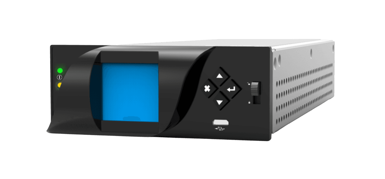 Mavi arkadan aydınlatmalı LCD ekranı, dört yönlü gezinme tuş takımı, durum LED'leri, USB servis portu ve delikli havalandırmalı yan paneli bulunan ENETEK redresör sistem kontrolör modülü